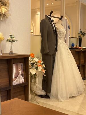 ドレスとタキシード。ドレスショップはすごい数の種類から選べそうでした。