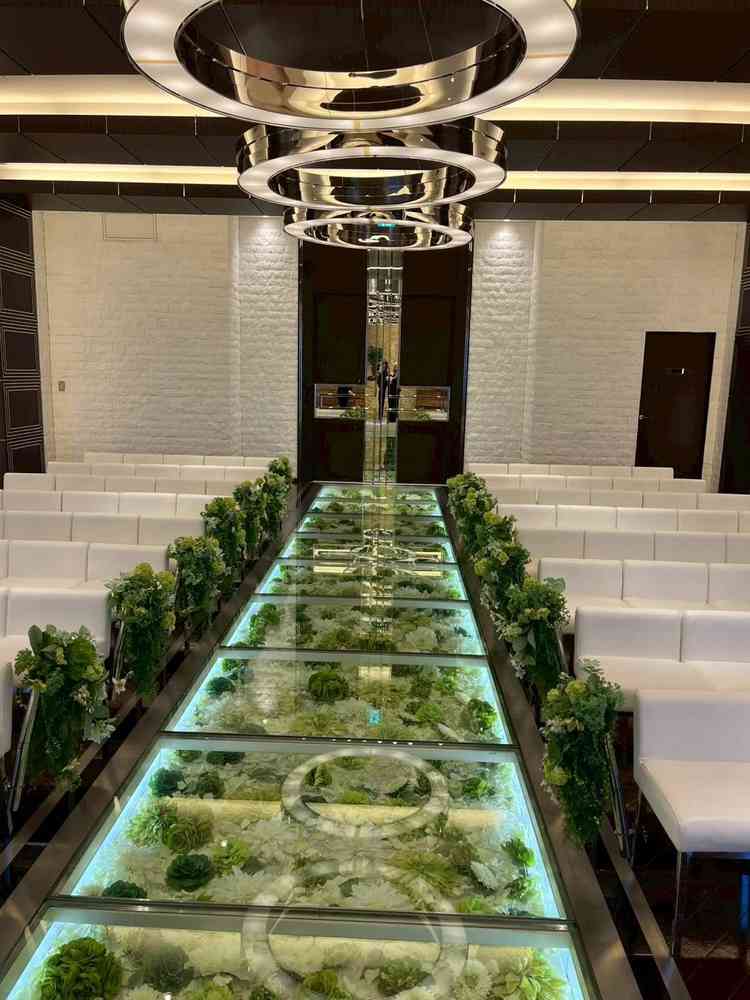 地面に花が見えるチャペル。花もかわいく、自然を感じることができる。