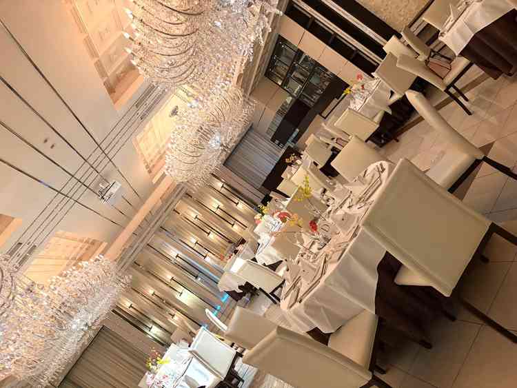 披露宴会場①。大振りなシャンデリアがとても迫力があり、高級感を感じた。