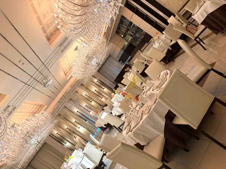 披露宴会場①。大振りなシャンデリアがとても迫力があり、高級感を感じた。