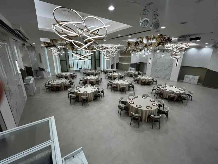 披露宴会場フィガロです。全体的には暖色系白を使っていました。結構広めです。