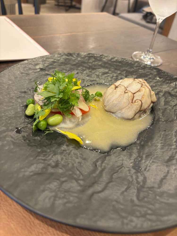 お魚のメニューをいただきました。フレンチと創作料理のいいとこどりで美味しかったです。