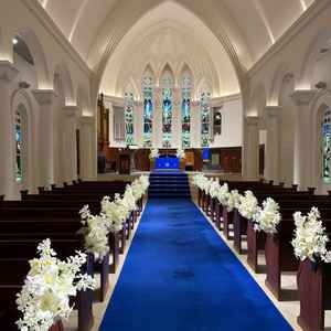 ブルーのバージンロードが綺麗でした。花の装飾も綺麗で思ったより明るい雰囲気でとても神秘的なチャペル