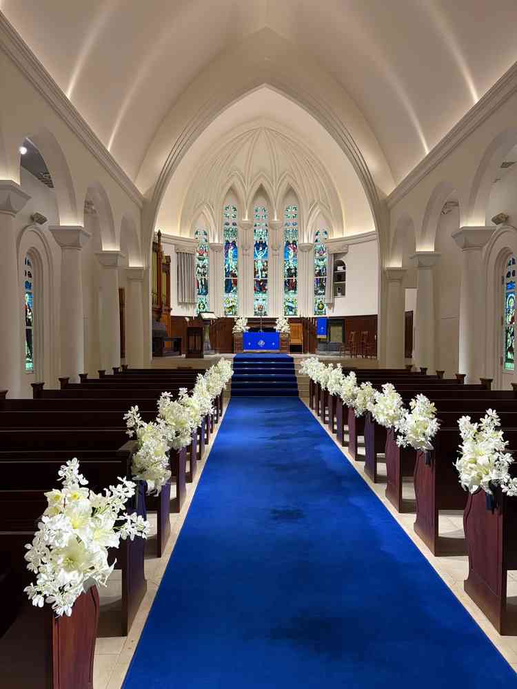 ブルーのバージンロードが綺麗でした。花の装飾も綺麗で思ったより明るい雰囲気でとても神秘的なチャペル