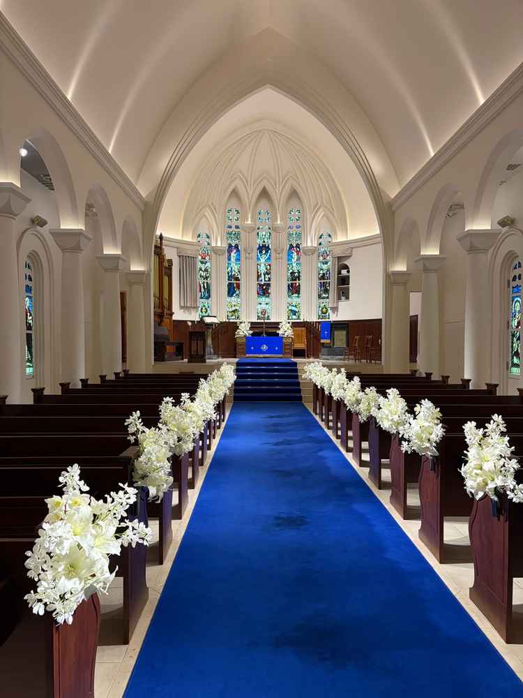 ブルーのバージンロードが綺麗でした。花の装飾も綺麗で思ったより明るい雰囲気でとても神秘的なチャペル