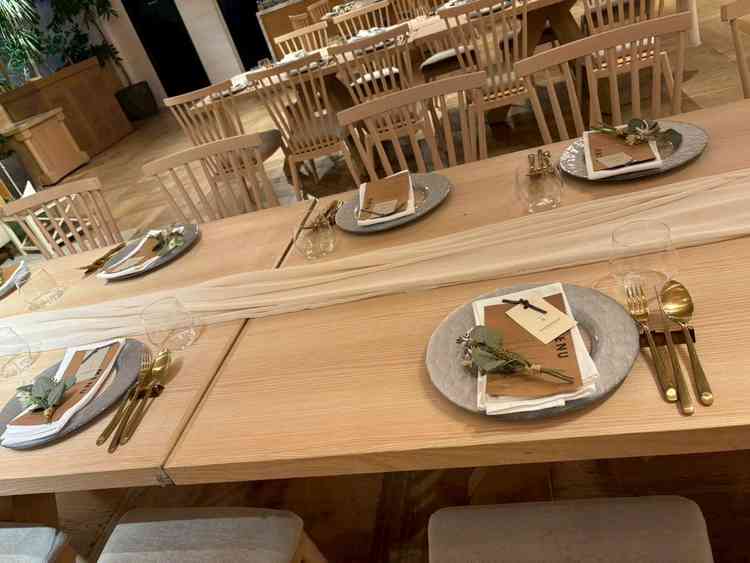 食具が金色で可愛らしくて、写真映えしそうで料理を食べる前からテンションが上がるなと思いました。