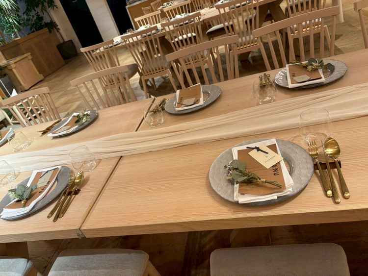 食具が金色で可愛らしくて、写真映えしそうで料理を食べる前からテンションが上がるなと思いました。