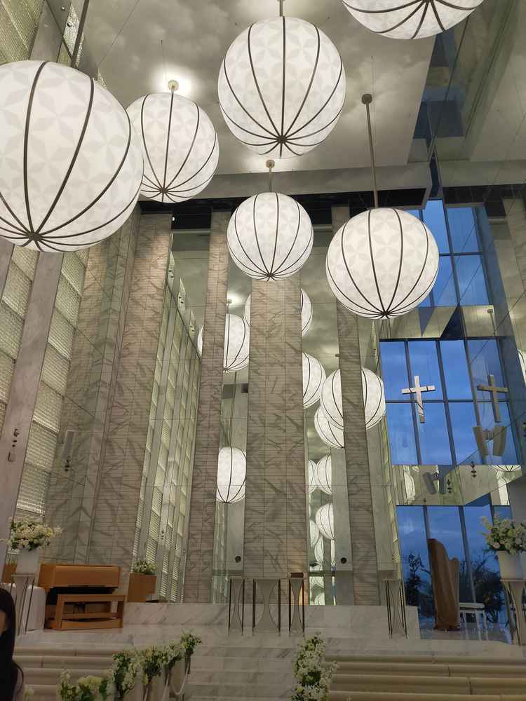 ホワイトベースのチャペル。天井には大きな球体の飾りがたくさんあり壮観。天井がとても高く声が響きます。