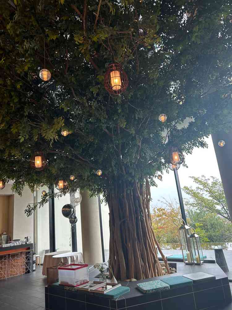 披露宴会場にインパクトの強い素敵なツリーがありました