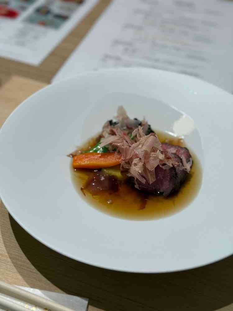 20000円のコースのメイン。お料理が有名なだけあってとても美味しかったです。