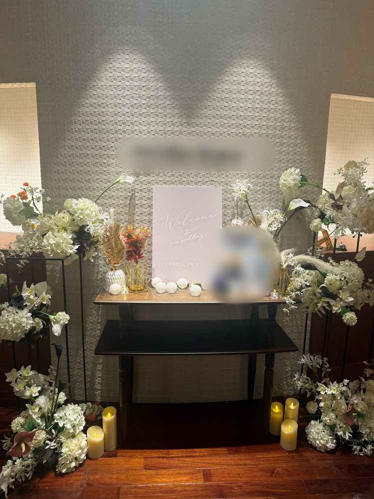 ウェルカムボードを置くスペースのお花の置き方や、背景が白いことがとても気に入りました。