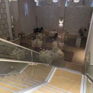 建物1階の披露宴会場。2階の新郎新婦控室から階段を降りて入場できる。