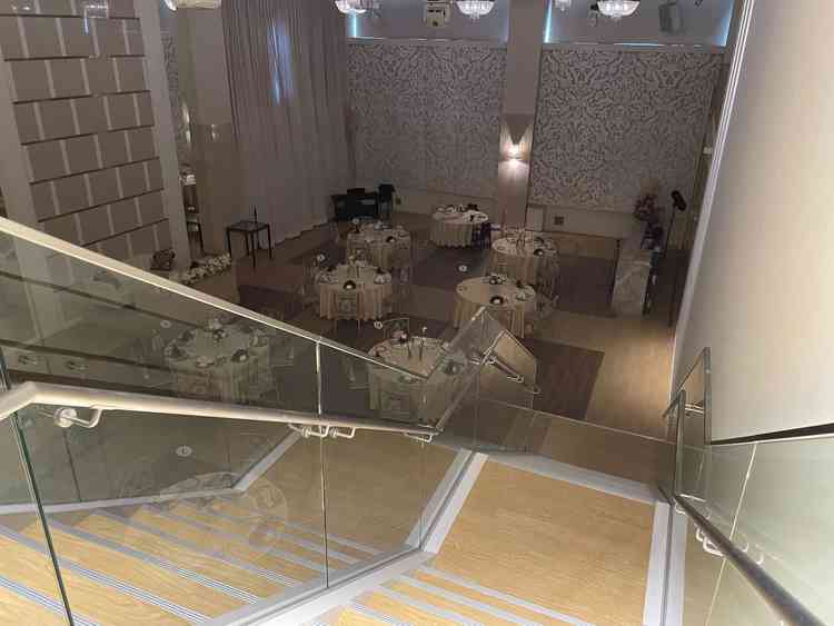 建物1階の披露宴会場。2階の新郎新婦控室から階段を降りて入場できる。