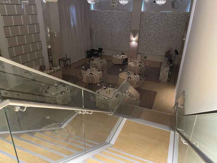 建物1階の披露宴会場。2階の新郎新婦控室から階段を降りて入場できる。