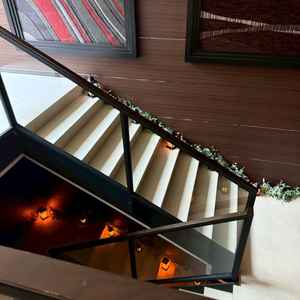 チャペルと披露宴会場をつなぐ階段の写真。明暗差があり、シックでおしゃれな空間でした。