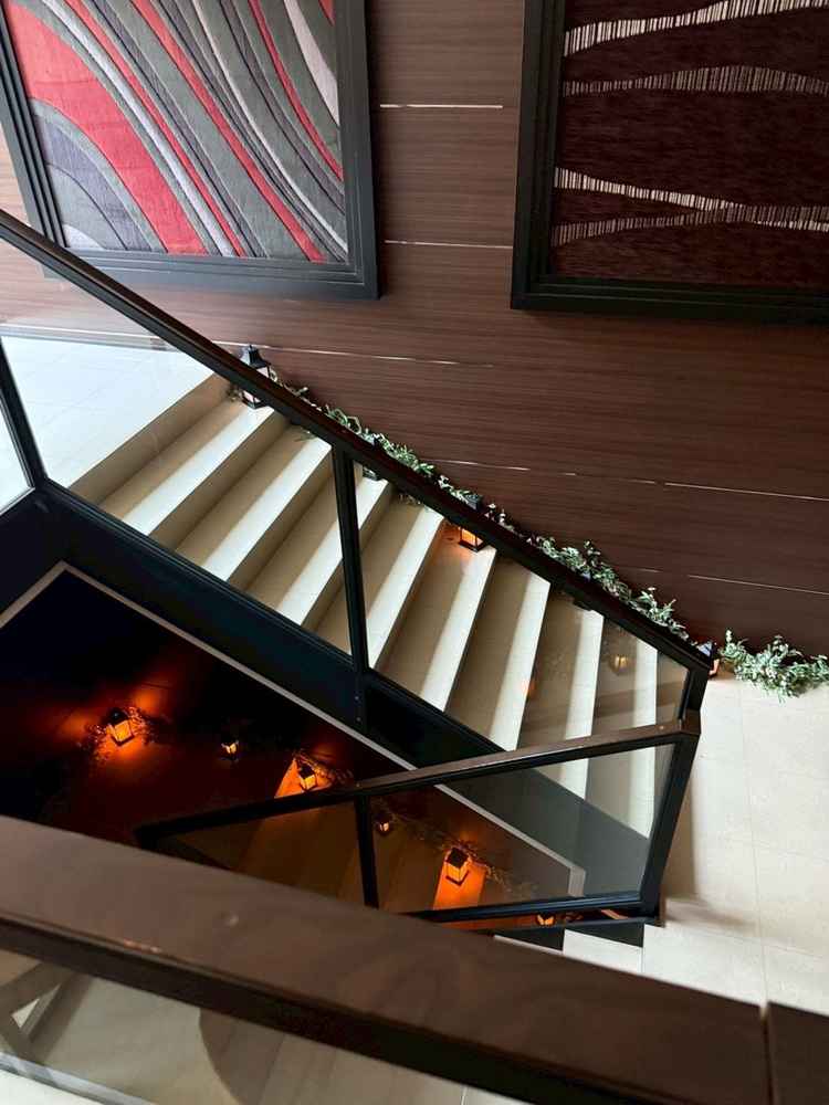 チャペルと披露宴会場をつなぐ階段の写真。明暗差があり、シックでおしゃれな空間でした。