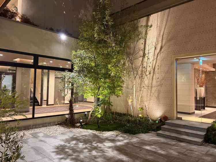 挙式の後すぐに外に出てお写真などが撮れます。福井ならではのお菓子まきもでき、とても素敵な空間でした。