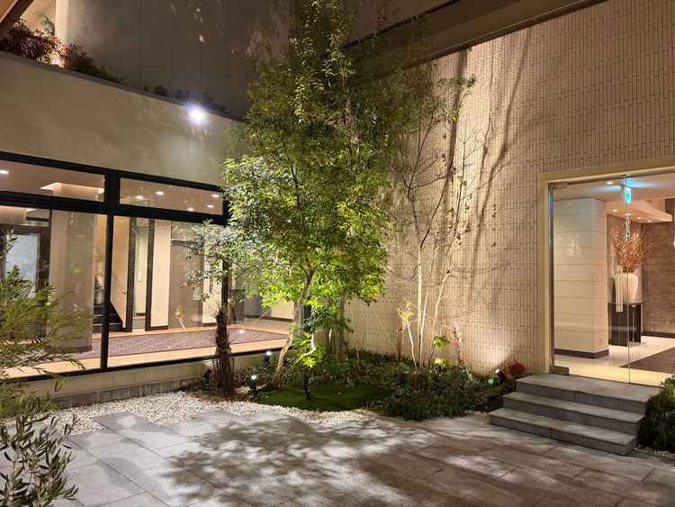 挙式の後すぐに外に出てお写真などが撮れます。福井ならではのお菓子まきもでき、とても素敵な空間でした。