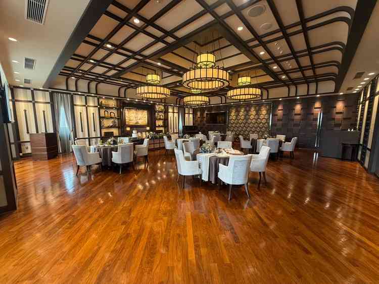 披露宴会場です。落ち着いた雰囲気で、ゲストとの距離が近いため親族も顔が見える位置に座れます。