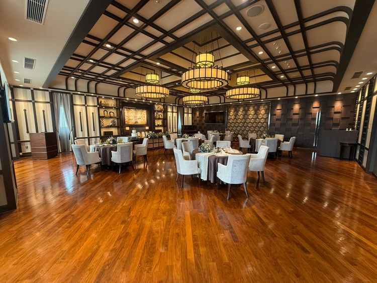 披露宴会場です。落ち着いた雰囲気で、ゲストとの距離が近いため親族も顔が見える位置に座れます。