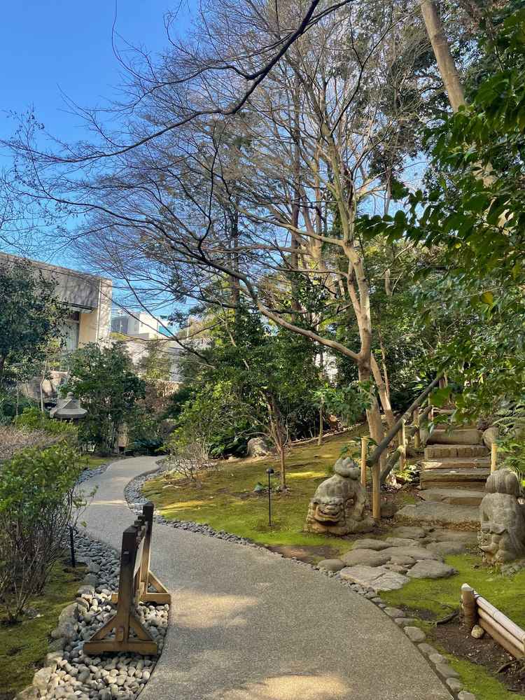 挙式会場までゲストが歩く日本庭園