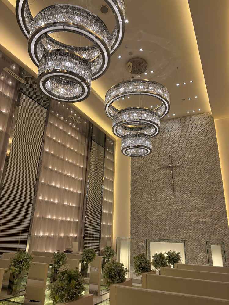 ガラスのバージンロードと壁のキャンドルが幻想的な雰囲気を演出するチャペルでした。