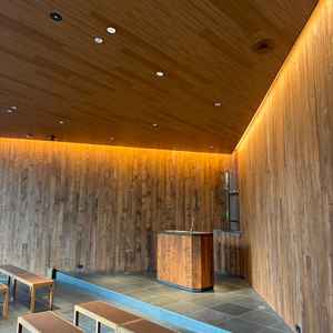 間接照明の使い方がおしゃれなチャペル！