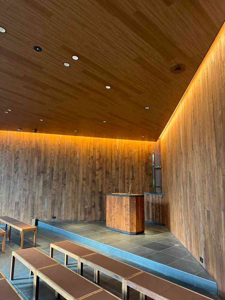 間接照明の使い方がおしゃれなチャペル！