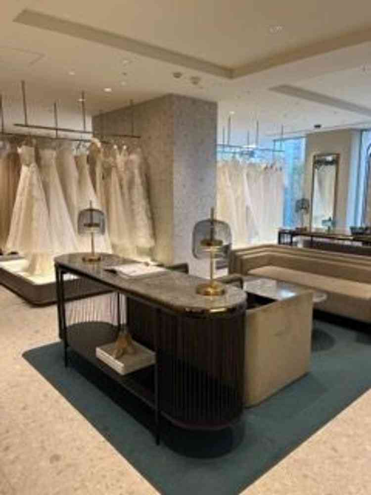 ドレスサロンにも案内していただき、雑多に置かれておらず、高級感があり、海外ブランドも扱っていました