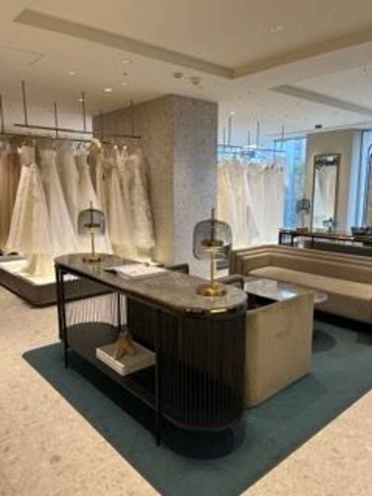 ドレスサロンにも案内していただき、雑多に置かれておらず、高級感があり、海外ブランドも扱っていました