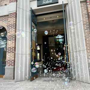 シャボン玉の演出が素敵。他にチャペル内では羽根が降ってくる演出もあって、どちらも幻想的だった。