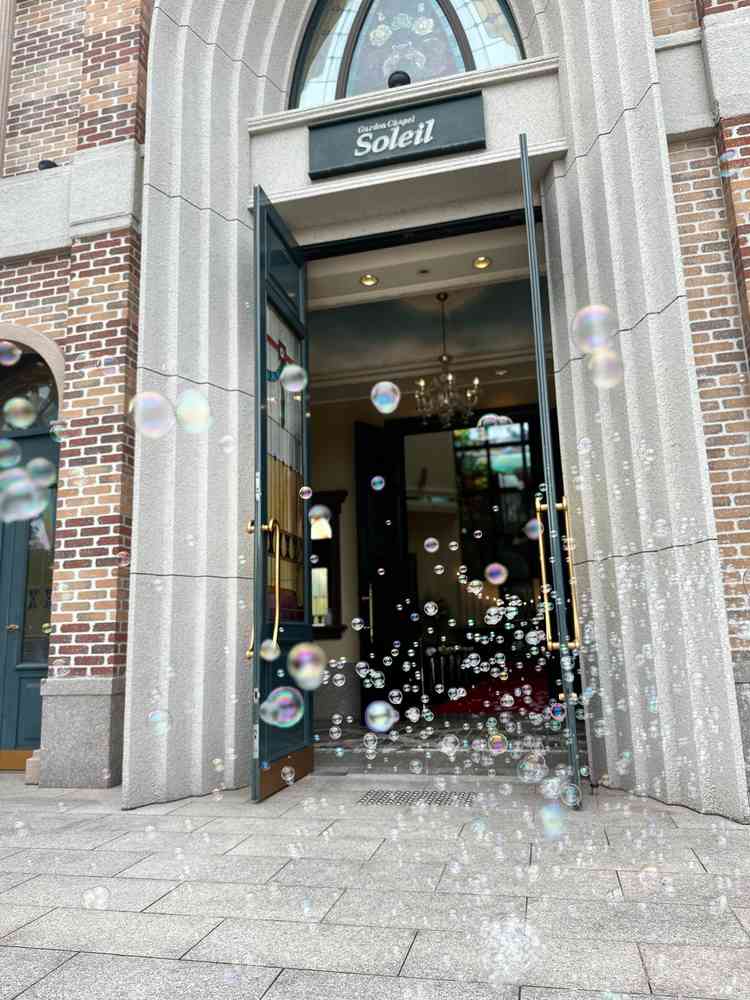 シャボン玉の演出が素敵。他にチャペル内では羽根が降ってくる演出もあって、どちらも幻想的だった。