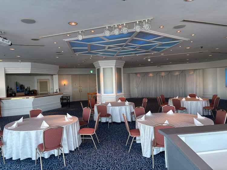 １つ目の披露宴会場の新郎新婦側の見え方。