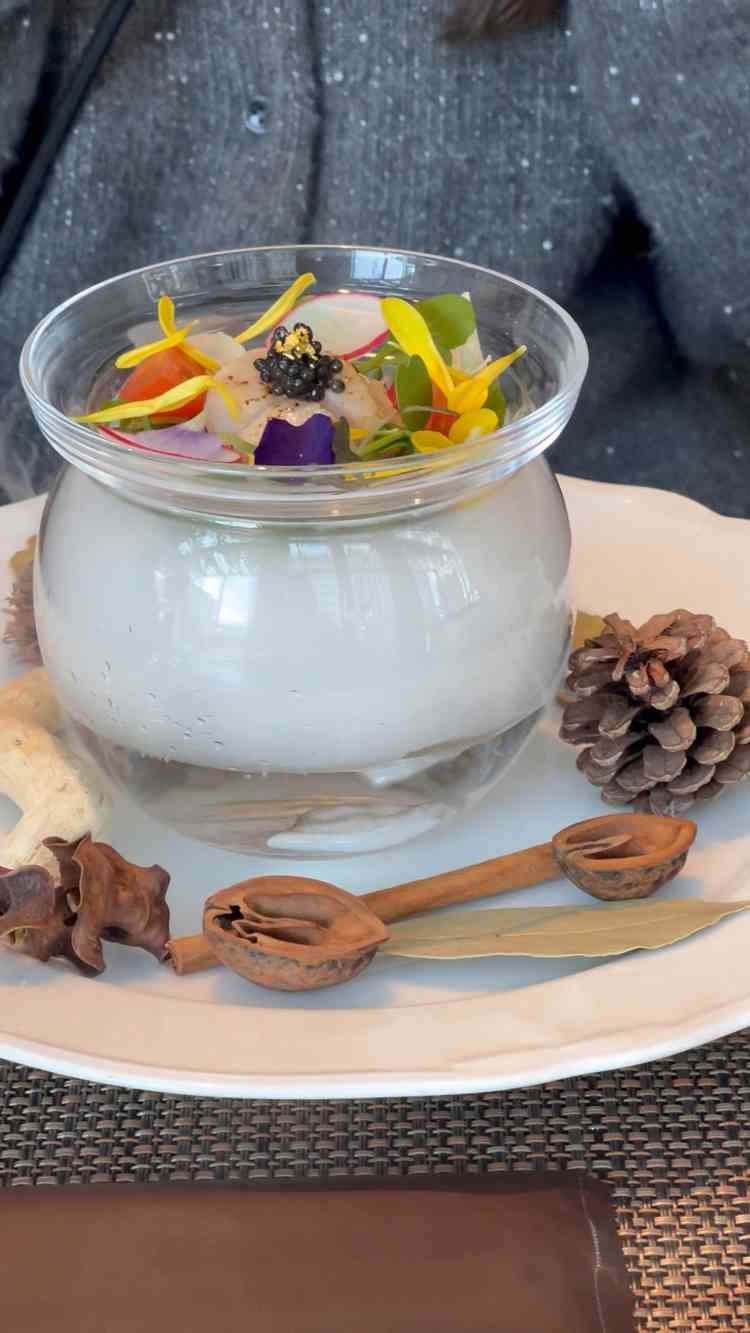 試食した2つ目の料理。ドライアイスで煙がもくもくなっているため視覚的にも楽しめた。