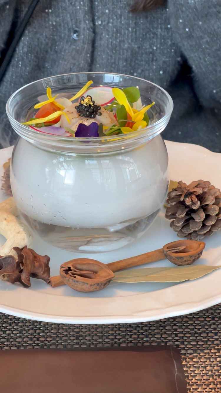 試食した2つ目の料理。ドライアイスで煙がもくもくなっているため視覚的にも楽しめた。