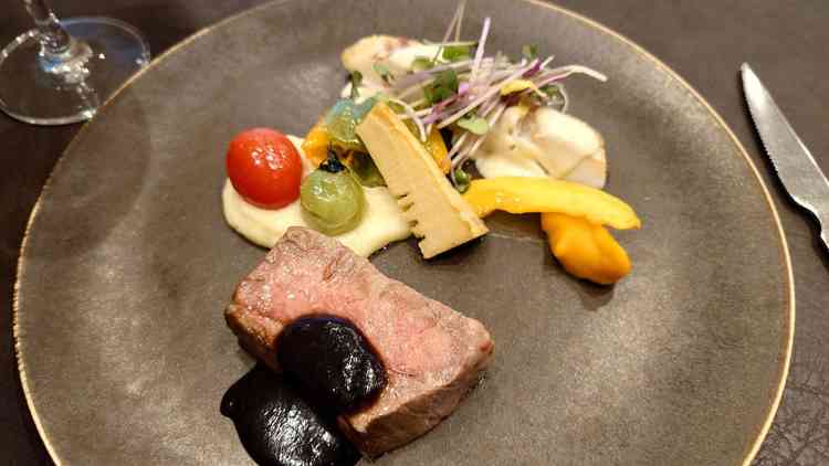 メインのお料理はとても上品で凝っていました