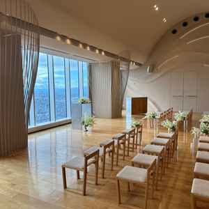 すぐ隣のチャペルは景色を邪魔しないシンプルな内装。ブラウンとドレスが映えそうです。