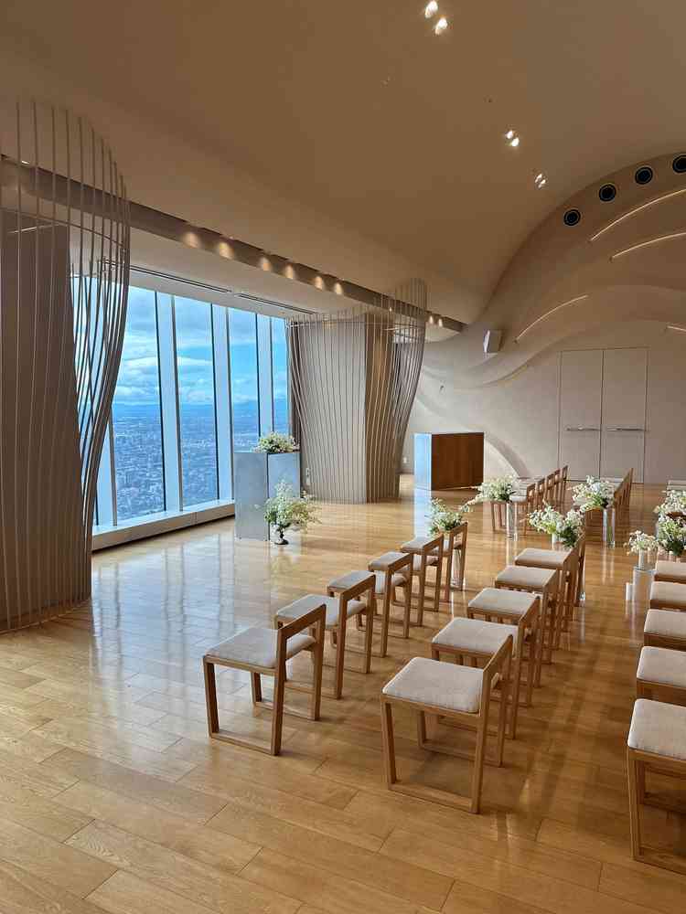 すぐ隣のチャペルは景色を邪魔しないシンプルな内装。ブラウンとドレスが映えそうです。