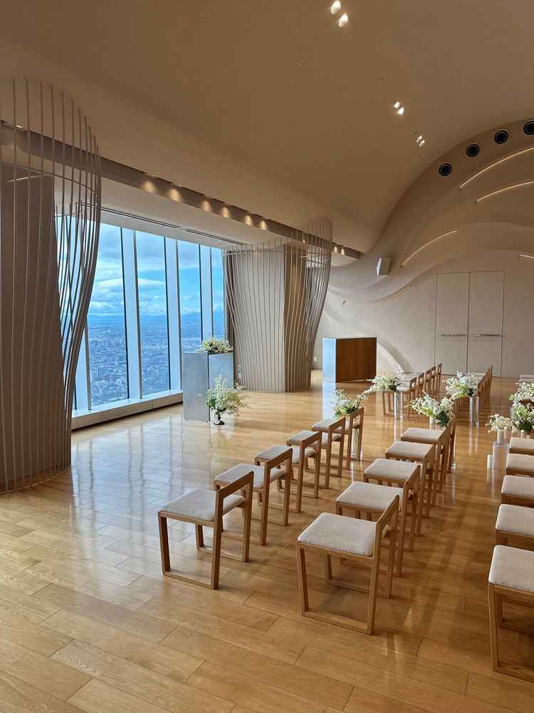 すぐ隣のチャペルは景色を邪魔しないシンプルな内装。ブラウンとドレスが映えそうです。