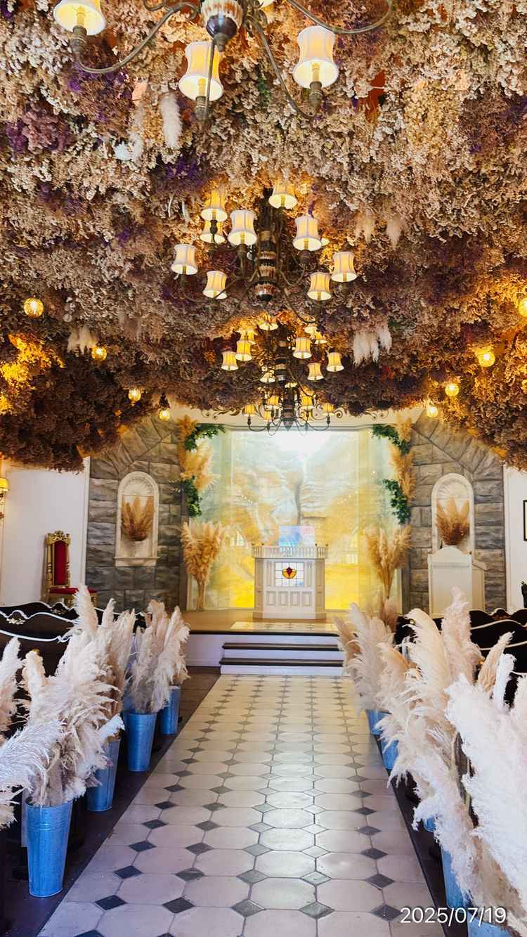 チャペルはリニューアルしたばかりでドライフラワーを飾っている誓いのキスの時滝から水が流れる