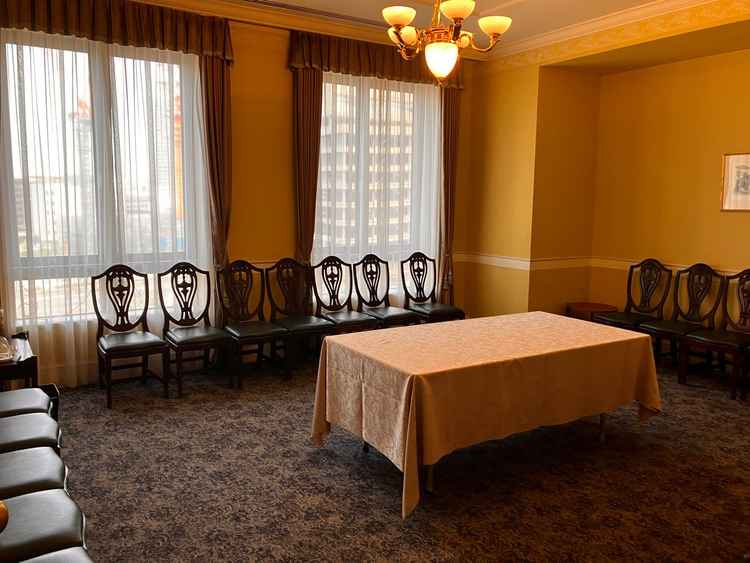 参列者用の控室です。椅子や温かいお茶などが用意されており、リラックスできる空間となっていました。