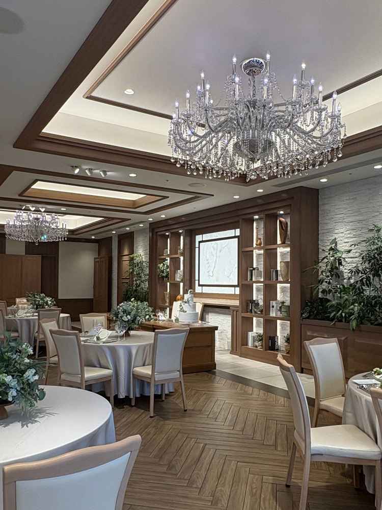 もう1つの会場の「カトルセゾンガーデン」 は、緑が多く落ち着いた雰囲気で温かみを感じる披露宴会場。