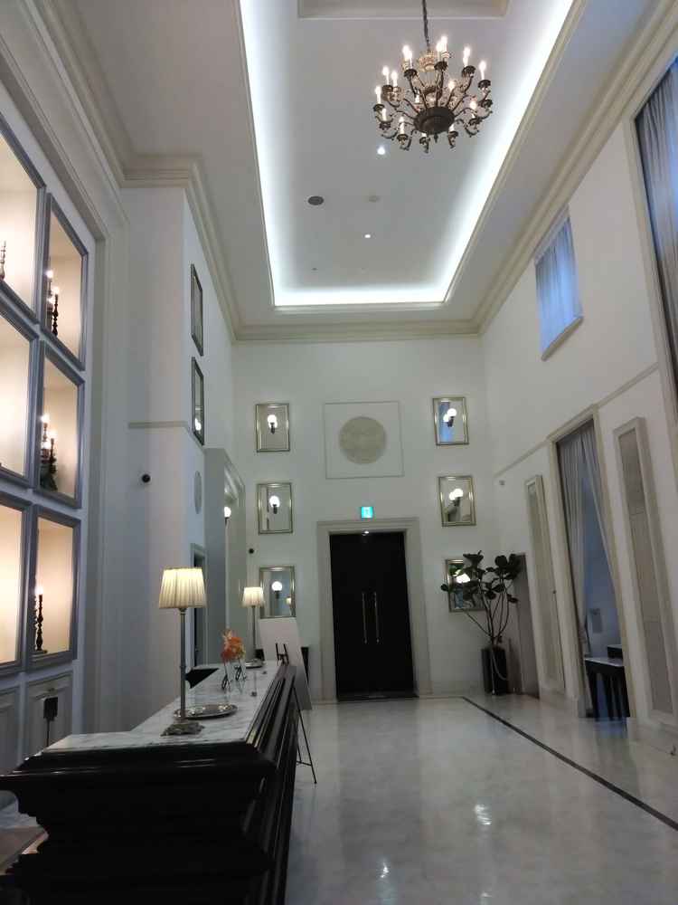 ロビーは白が基調なので、どんな飾り付けでも合いそうでした。天井も高いのでバルーンなども良さそうです。