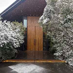 チャペルの入り口。施設の屋上にチャペルがあった。