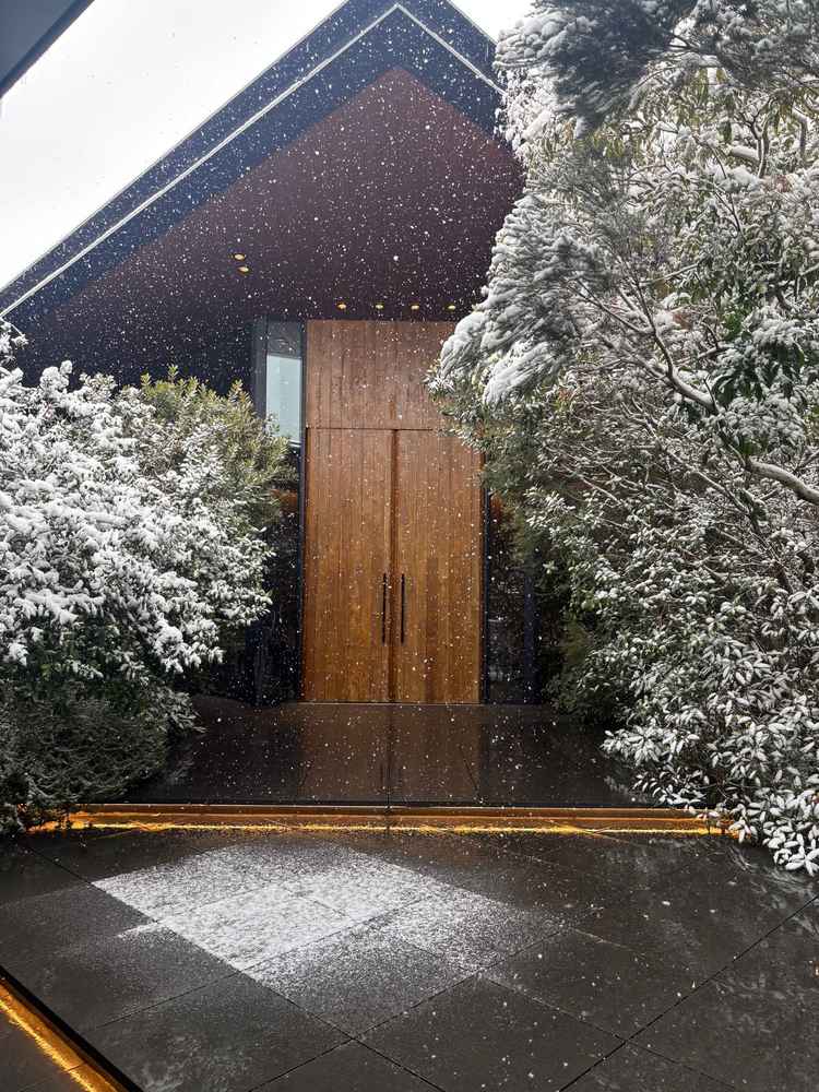 チャペルの入り口。施設の屋上にチャペルがあった。