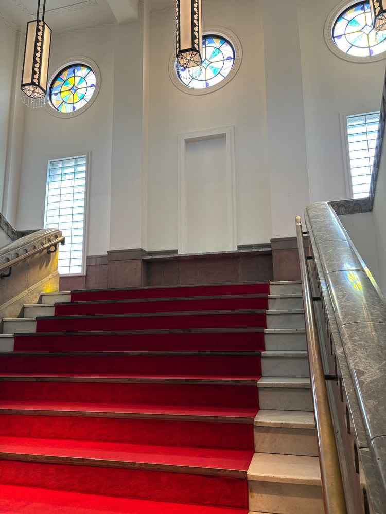 ステンドグラスやレッドカーペットがおしゃれな階段