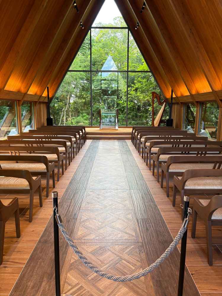 中に入ると緑と自然光に合わせて木の香りまで広がり、本当に自然の中にいるようでとても心地よかったです。