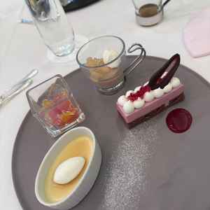 試食のデザートの写真。バレンタイン仕様になっていた。