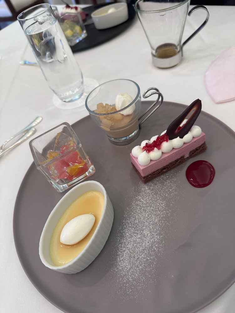 試食のデザートの写真。バレンタイン仕様になっていた。