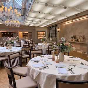 吹き抜けになっていて全体的に明るい印象の披露宴会場